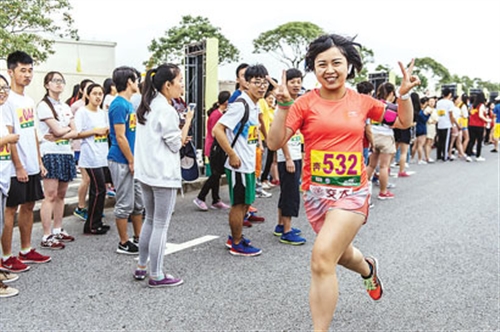 上海大学生环滴水湖接力跑侧记