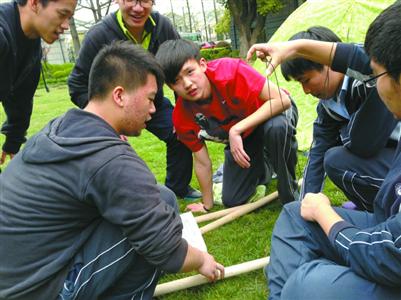市八中学首届男生班今年毕业