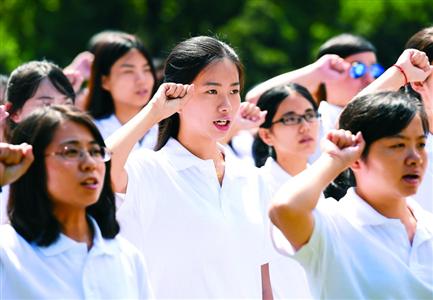 250名新教师代表在静安公园参加宣誓仪式