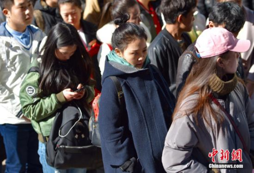 2月15日，北京电影学院、中央戏剧学院、中国传媒大学三所高校同时拉开2016年艺考大幕。<a target='_blank'  data-cke-saved-href='http://www.chinanews.com/' href='http://www.chinanews.com/' ><p  align=