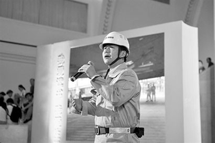 上海外高桥造船有限公司农民工魏从强在书展现场朗诵自己的作品《工人赞》