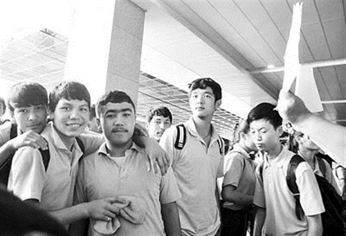新疆内职班学生乘专列抵沪