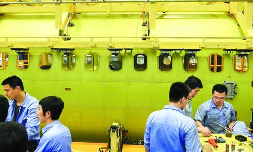 工程技术人员为C919大型客机作下线前的最后准备