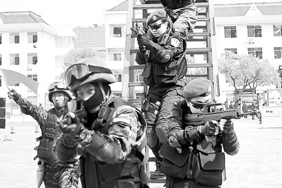 公安武警联训 女子特警亮相
