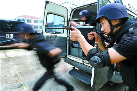 奉贤公安分局特警支队队员在进行快速出击训练