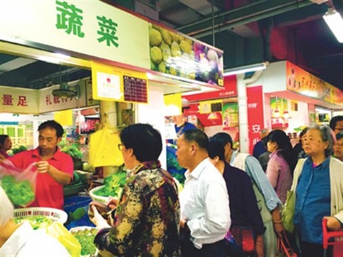 节日逛菜场又见新气象 标准化菜场商品信息追溯手段升级换代