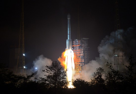5月4日0时06分，我国在西昌卫星发射中心用长征三号乙运载火箭，成功将“亚太6C”通信卫星发射升空，卫星进入预定轨道。新华社发（张铮逸 摄）